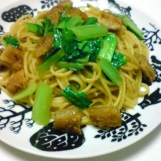 とんかつと小松菜のソースパスタ